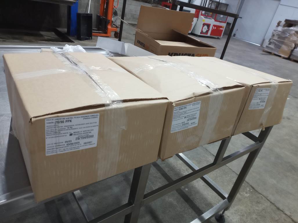 Una caja de cart�n sobre una mesa

El contenido generado por IA puede ser incorrecto.
