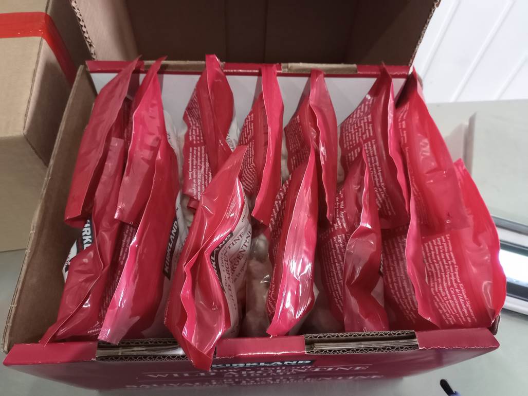 Imagen que contiene interior, tabla, caja, bandeja

Descripci�n generada autom�ticamente