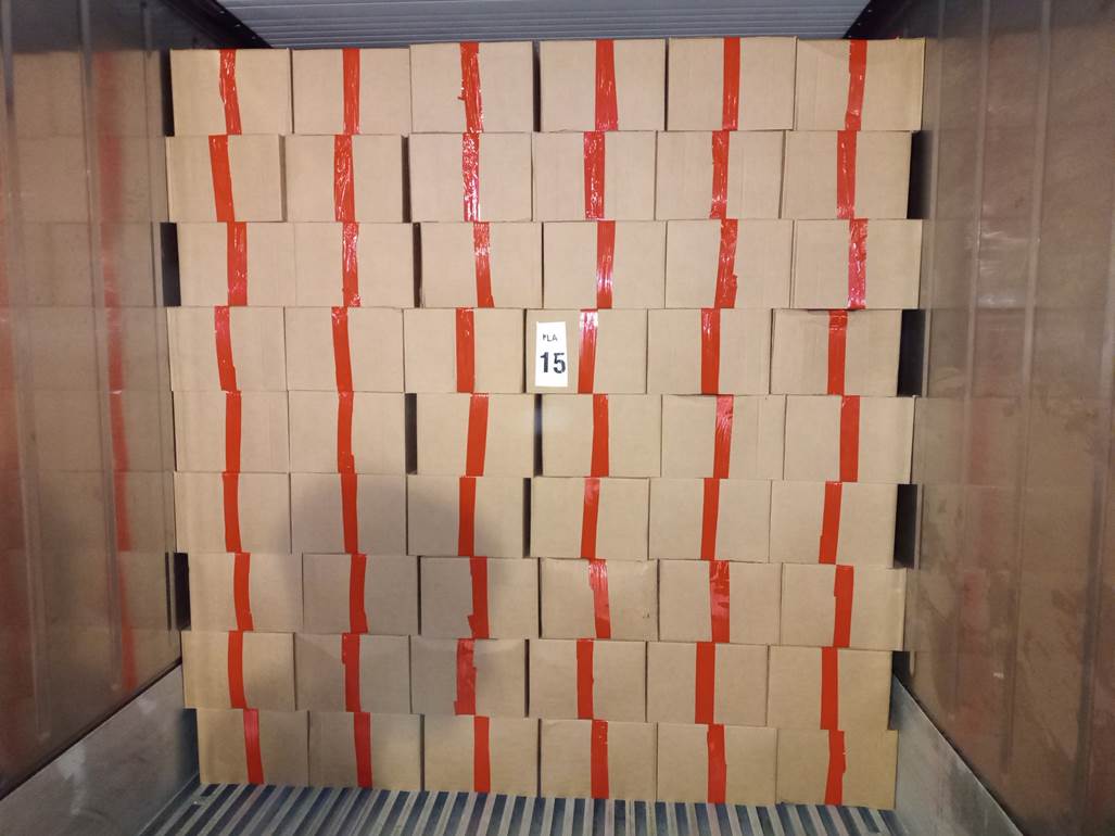 Imagen que contiene interior, edificio, con baldosas, parado

Descripci�n generada autom�ticamente