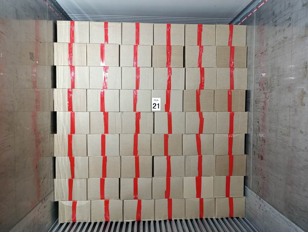 Imagen que contiene edificio, interior, pequeño, hombre
Descripción generada automáticamente