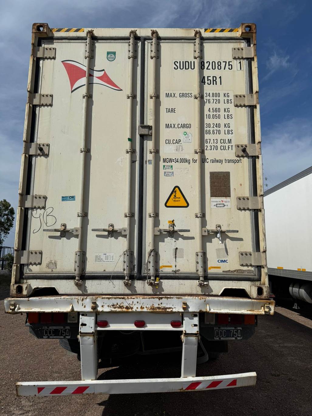 Imagen que contiene exterior, camioneta, coche, grande
Descripción generada automáticamente