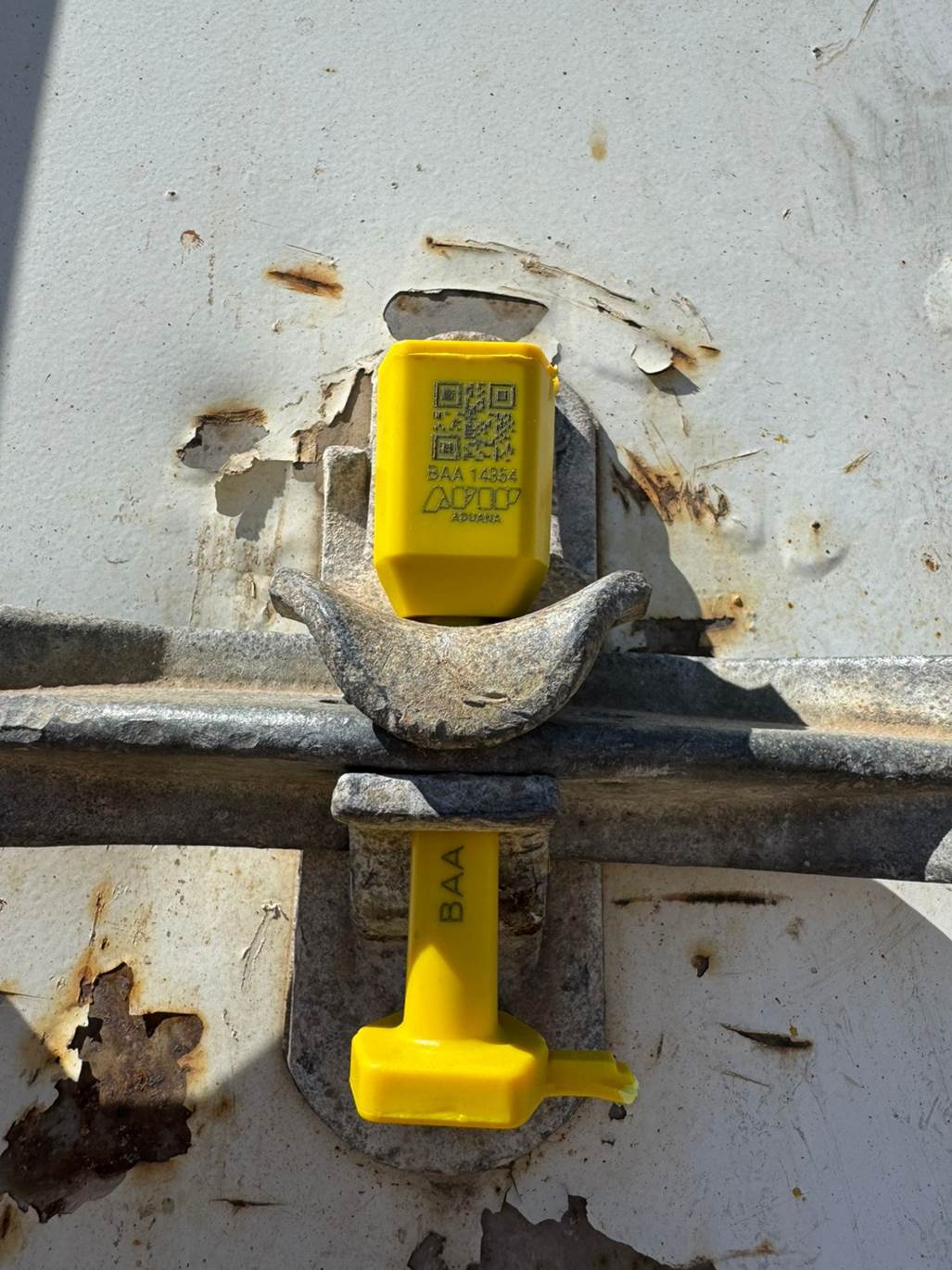 Imagen que contiene edificio, pieza, calle, medidor
Descripción generada automáticamente