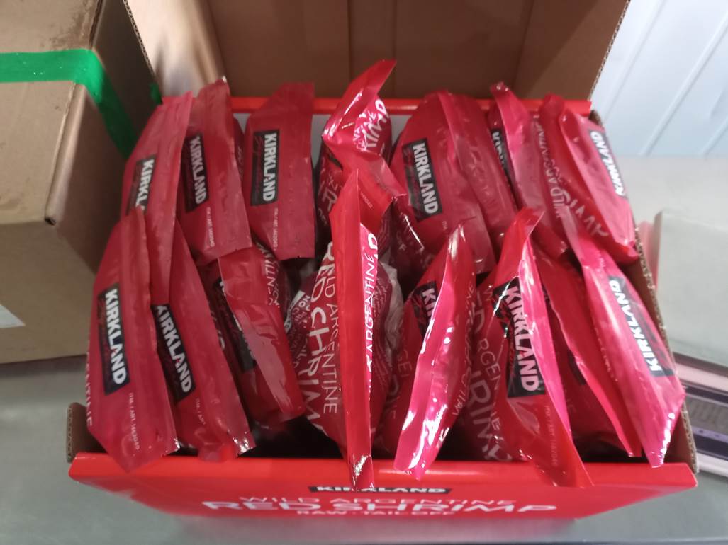 Imagen que contiene interior, tabla, caja, comida
Descripción generada automáticamente