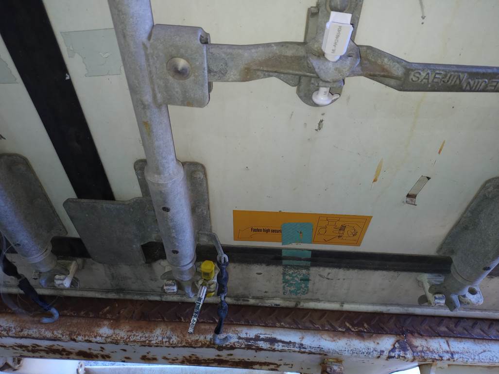 Imagen que contiene interior, sucio, lavabo, metal
Descripción generada automáticamente