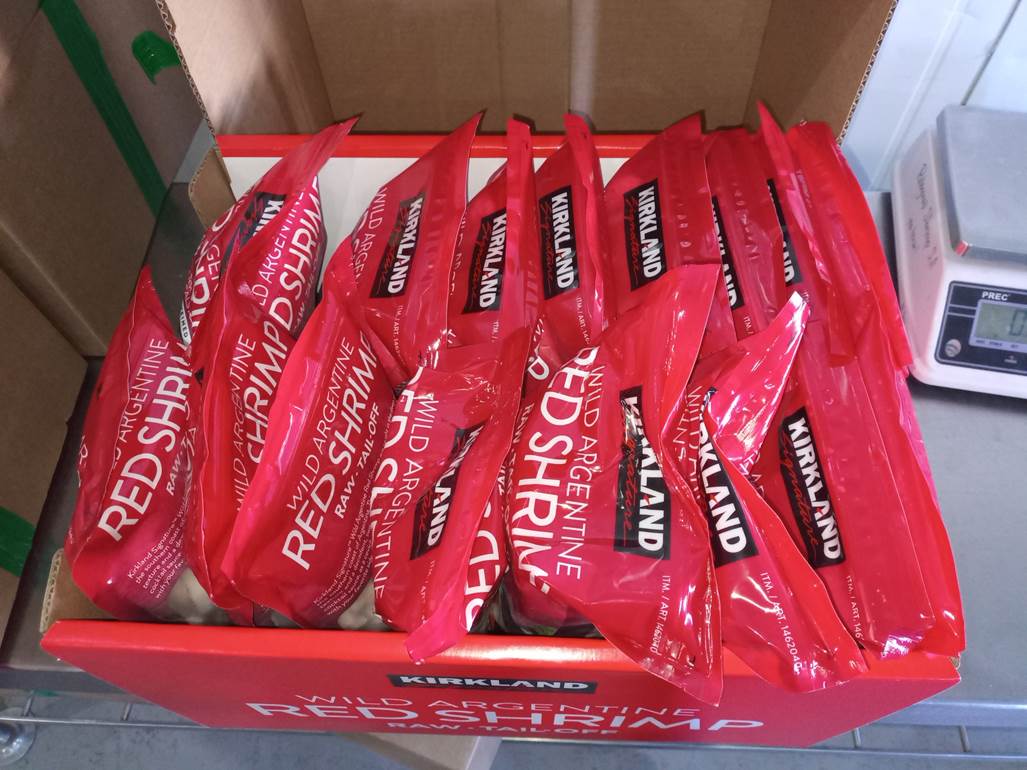 Imagen que contiene interior, tabla, caja, comida
Descripción generada automáticamente
