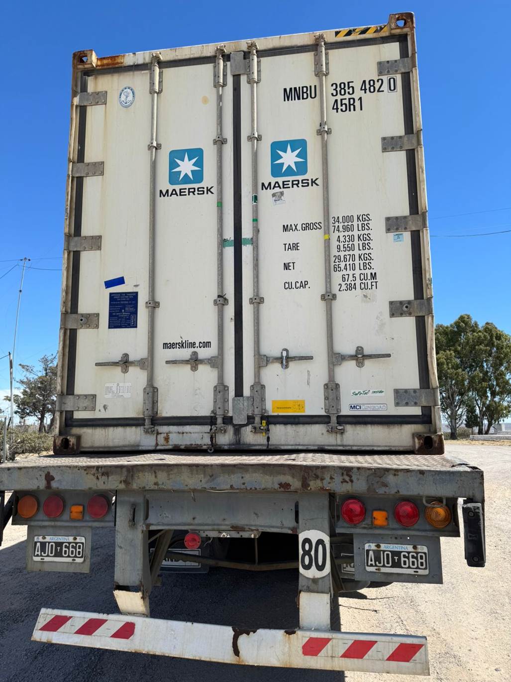 Imagen que contiene camioneta, exterior, camino, edificio
Descripción generada automáticamente