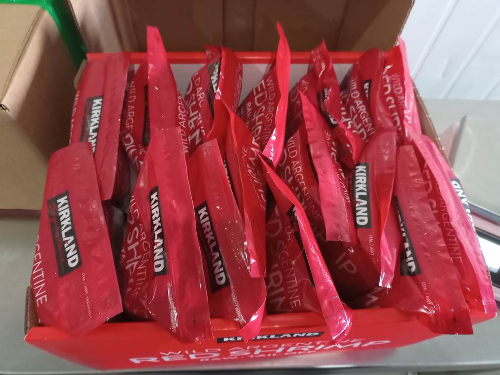 Imagen que contiene interior, tabla, comida, caja
Descripción generada automáticamente