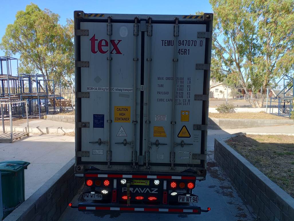 Imagen que contiene exterior, camioneta, calle, manejar
Descripción generada automáticamente