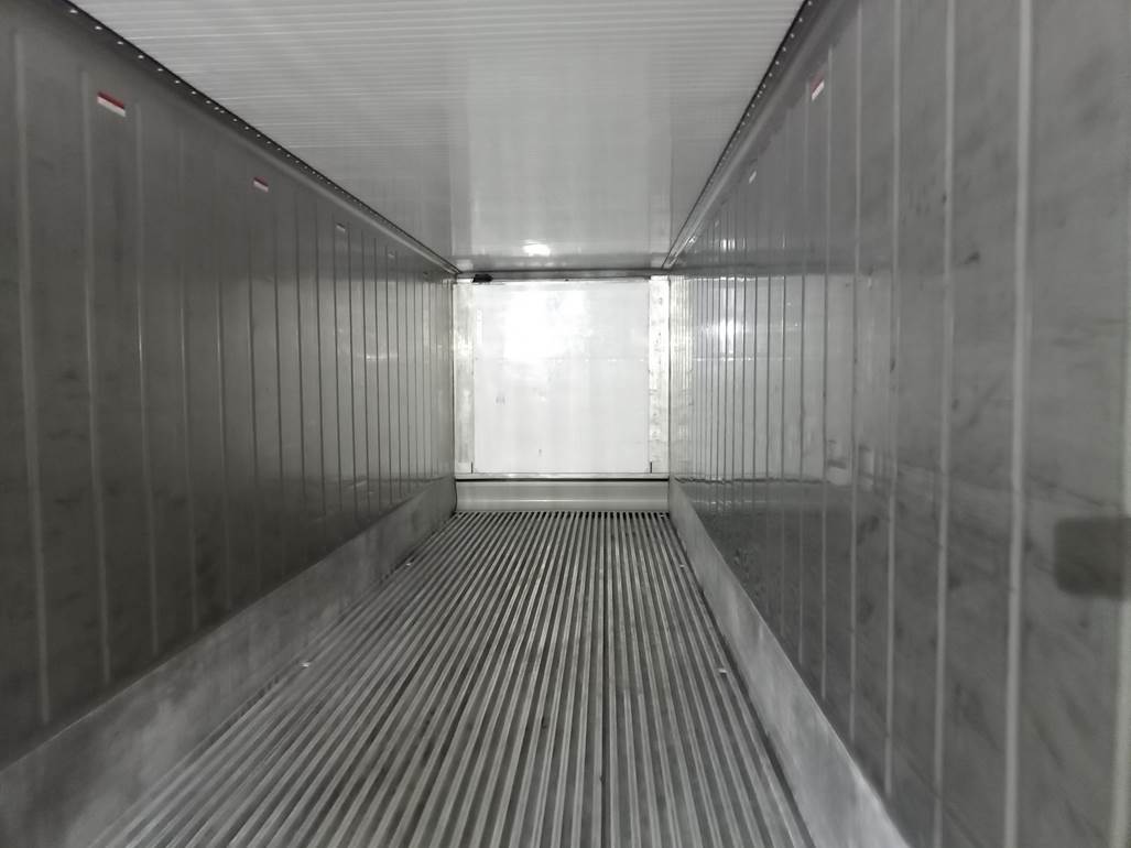 Imagen en blanco y negro de un puente
Descripción generada automáticamente con confianza media